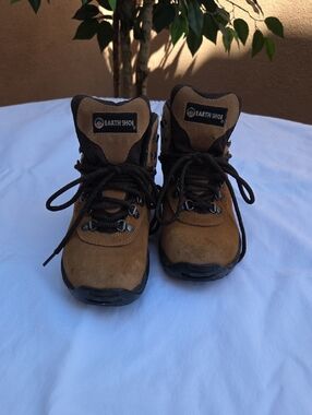Earth Shoe Women’s Brown Lace-Up Hiking Boots